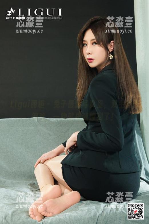Ligui丽柜 - 兔子最新写真里，双生花开得欢，一吻就把我撩到了！