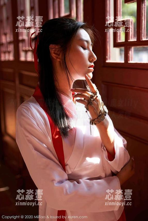 MiiTao蜜桃社-小魔女lily MiiTao蜜桃社 - 在线飨宴,小魔女lily的黑丝“炫技”,高清看得令人发愣