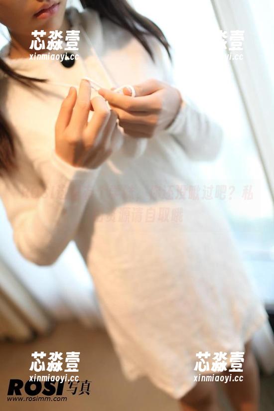 ROSI这里有个学妹，你还没瞅过吧？私拍资源请自取哦