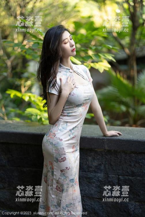 Xiuren秀人网 - 泳池里的周于希dummy：简单动作也能透露资源了