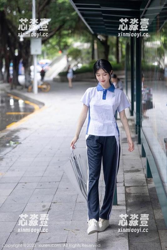 Xiuren秀人网 - 徐莉芝Botty挑战泳池浪花：私拍泳衣套图里的小秘密