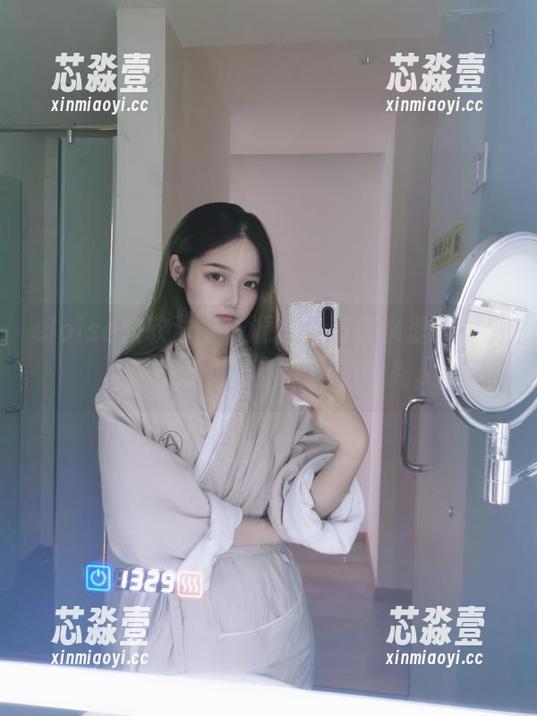 eloise软软泳衣资源里，泡在水里的时候，腰线和细节都在闪闪发光。