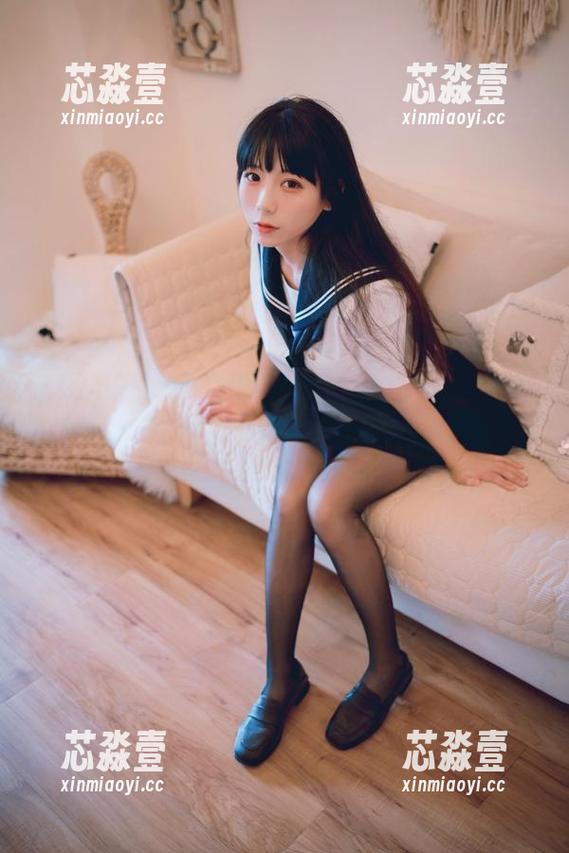 usejan蓝蓝 usejan蓝蓝的私拍合集里,有连体衣的轻松与尴尬