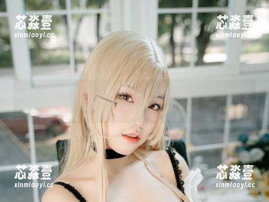 七七娜娜子又出cos了！这次把泳池当成了舞台，简单粗暴的…