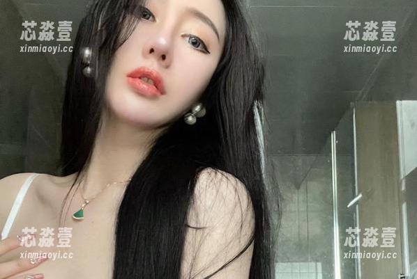 微密圈 - 看到不爱笑的赛琳的灰丝高清图片，脑袋里竟然冒出来一些想法。