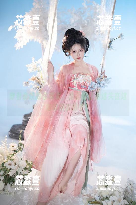 穿着条纹的你夏夏，是否会让我迷失在这组制服套图中？