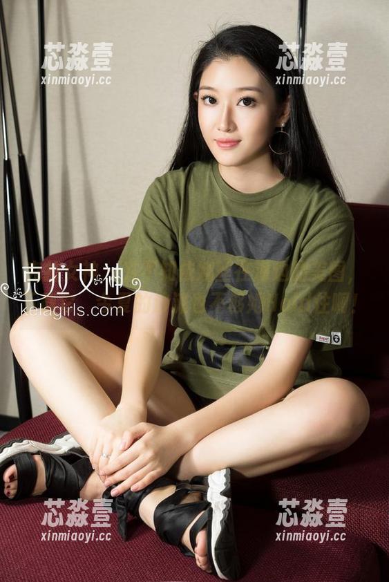 克拉女神 - 殊不知依娜丝在海边的美图，下载它，今夏的沙滩也不够她Hold住啊！