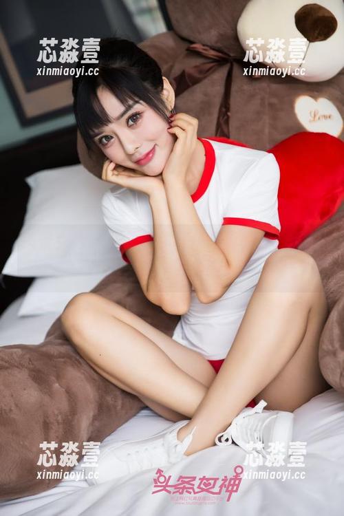 头条女神 - 张梓柔的美脚写真，反正无圣光，来一波偷瞄！