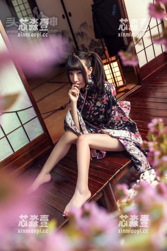 头条女神 - 洛洛可出没！如此美图怎么能放过，她的自拍在图包里超有戏