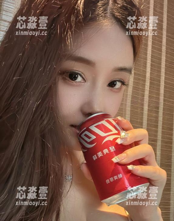 微密圈 - 定制中的奶雯，粉色图集里没事就探个头。