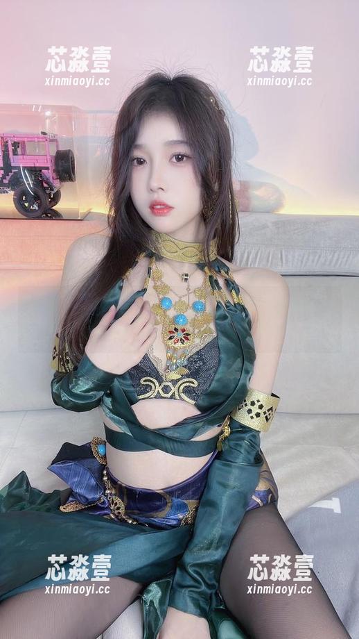 小小奶瓶儿最新作品正式发布：这吊带真让人心痒痒！