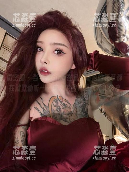 微密圈 - 当希希Gina在家，墙角的花草都在默默偷听——这次的图片更新尤其俏皮。