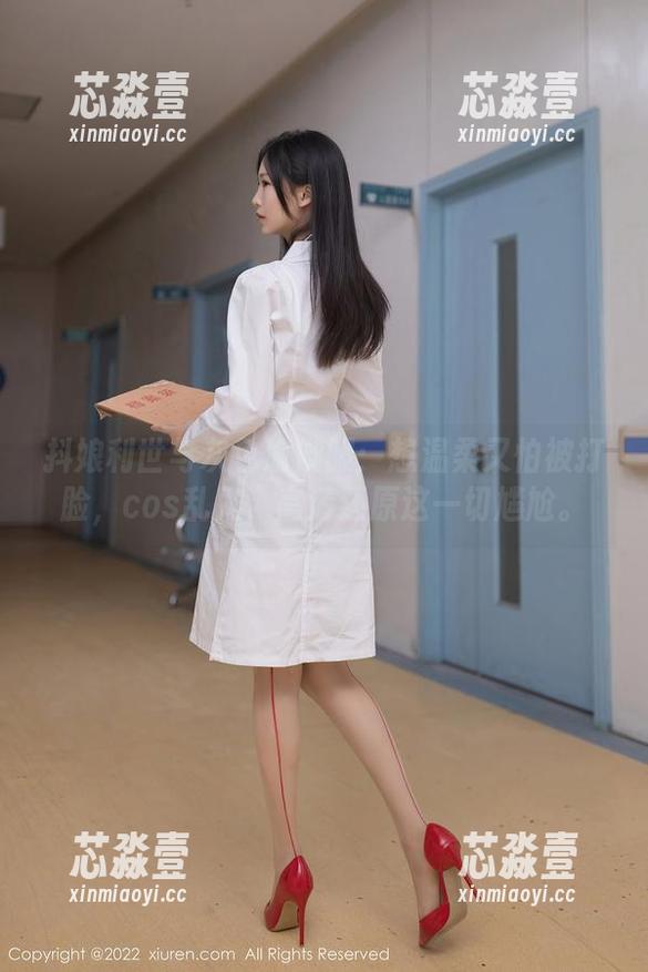抖娘利世与灰色瑜伽服：想温柔又怕被打脸，cos乱入，高清还原这一切尴尬。