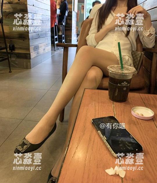 微密圈 - 高清图包，解锁有你喵的眼镜帅气照，每一张都好像在讲悄悄话。
