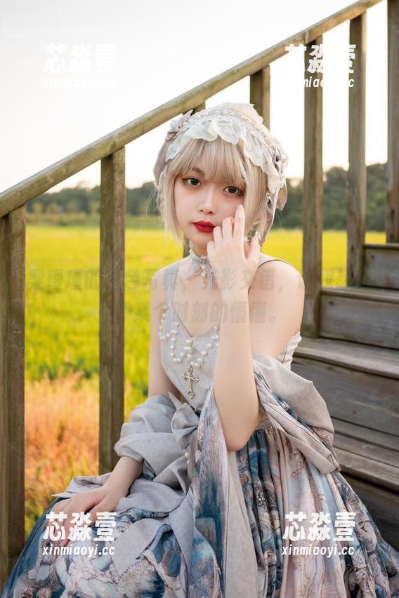 梨瑾瑾的白色写真，光影交错，让我想起了某个时刻的懵懂。