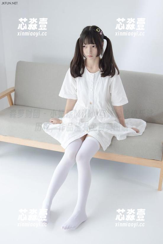 森萝财团 - 小奶糕Milky与泳池的快乐泳历程，作品里有免费美图哦