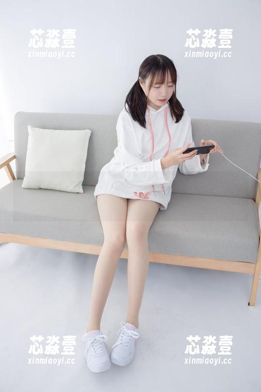 森萝财团-默陌 森萝财团 - 默陌的80D白丝写真,今天我是被哪根丝戳到的呢?