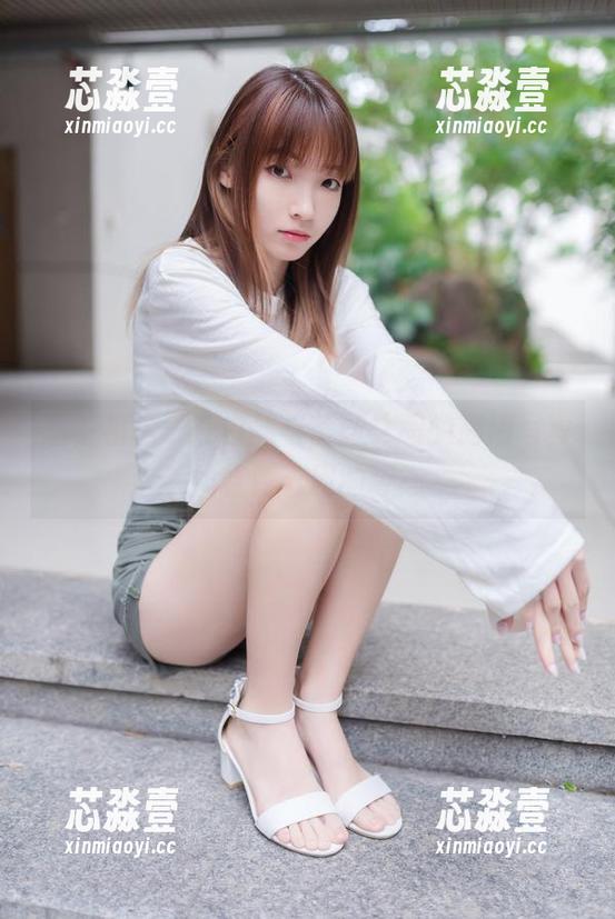 看，祖木子在白丝与蕾丝之间的高清写真里若隐若现的姿态