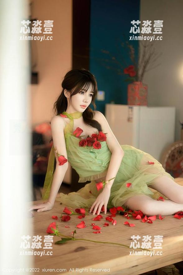 秀人网 - 教室里的小樱koko居然可以这么“风骚”，美图下载得快！