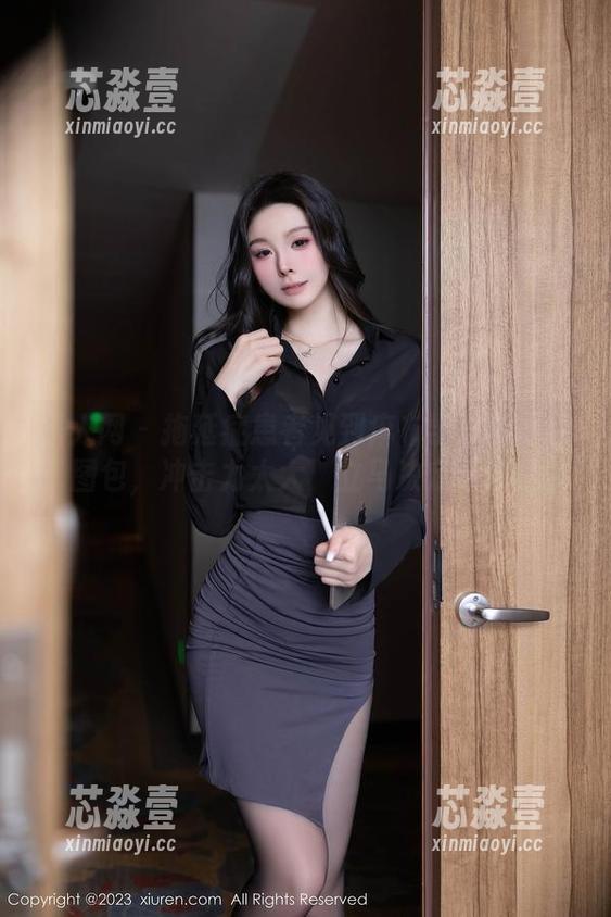 秀人网-麻布学妹 秀人网 - 拖延症患者见到麻布学妹的黑色图包,冲击力太大,立马决定下载!