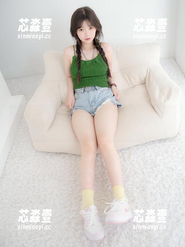 紧急企划 - 小婕的校服白丝私拍合集，有哪些无意间的“踩雷”，快来看看吧
