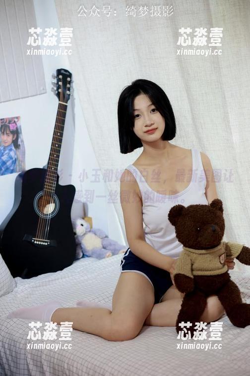 绮梦摄影 - 小玉和她的白丝，最新美图让人感到一丝微妙的暧昧。