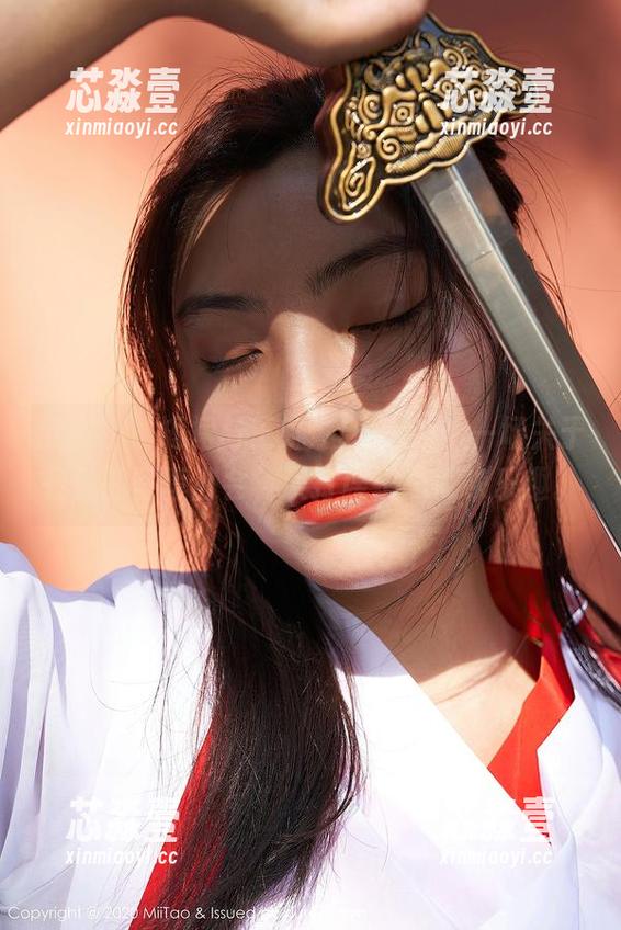 蜜桃社-王婉悠Queen 蜜桃社 - 短裙与王婉悠Queen:一场关于轻盈的写真盛会,误打误撞总带来乐趣。