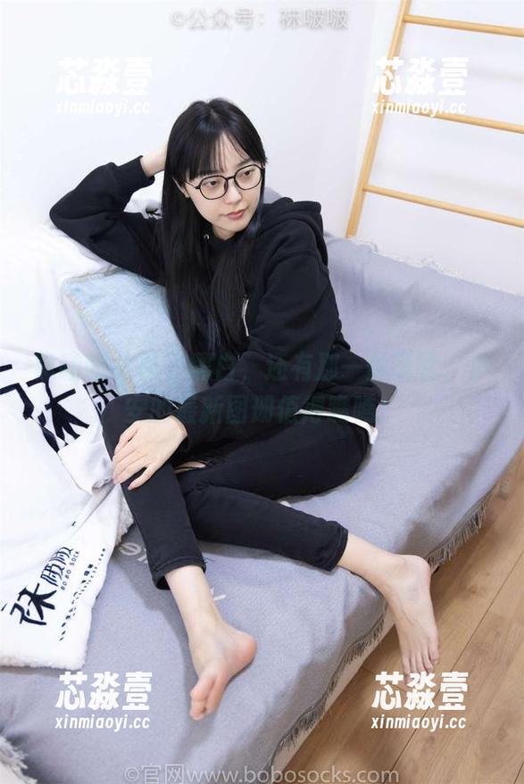 袜啵啵-小安 袜啵啵 - 除了黑白,还有那一丝迷雾,小安的最新图册值得瞧瞧!
