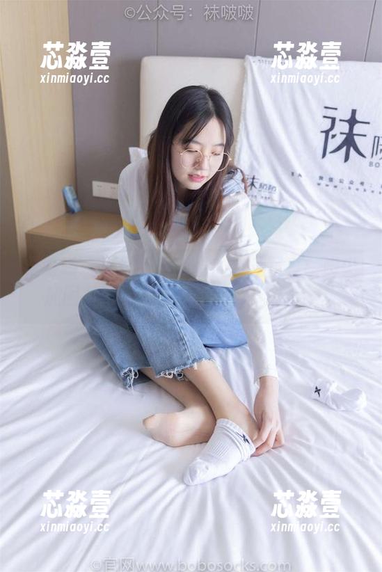 袜啵啵 - 原图来看稚予的白丝写真：脚尖加固，无影无形但却充满“力量”。