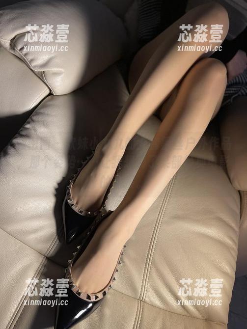 微密圈 - 软妹小九九的全套黑丝户外作品，那个姿势……让我想到了某部经典电影的海报。
