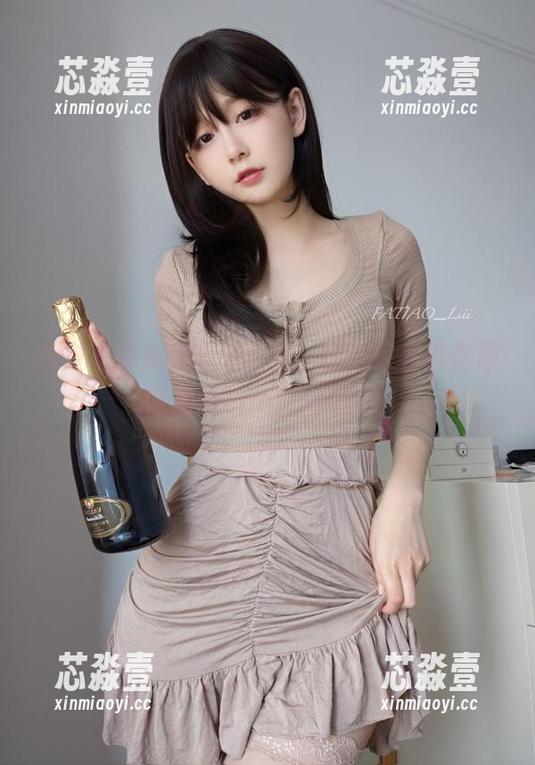变身写真集的分享大使，迷之呆梨带你领略她的Fantia风味！