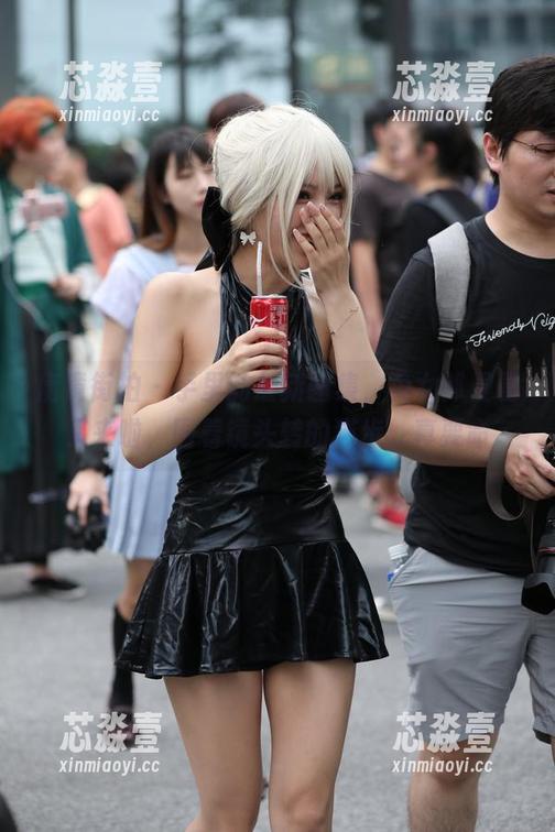 魔镜街拍 - 手里的最新图集，兔女郎曼曼又来啦，围着镜头转的猫步，真要命